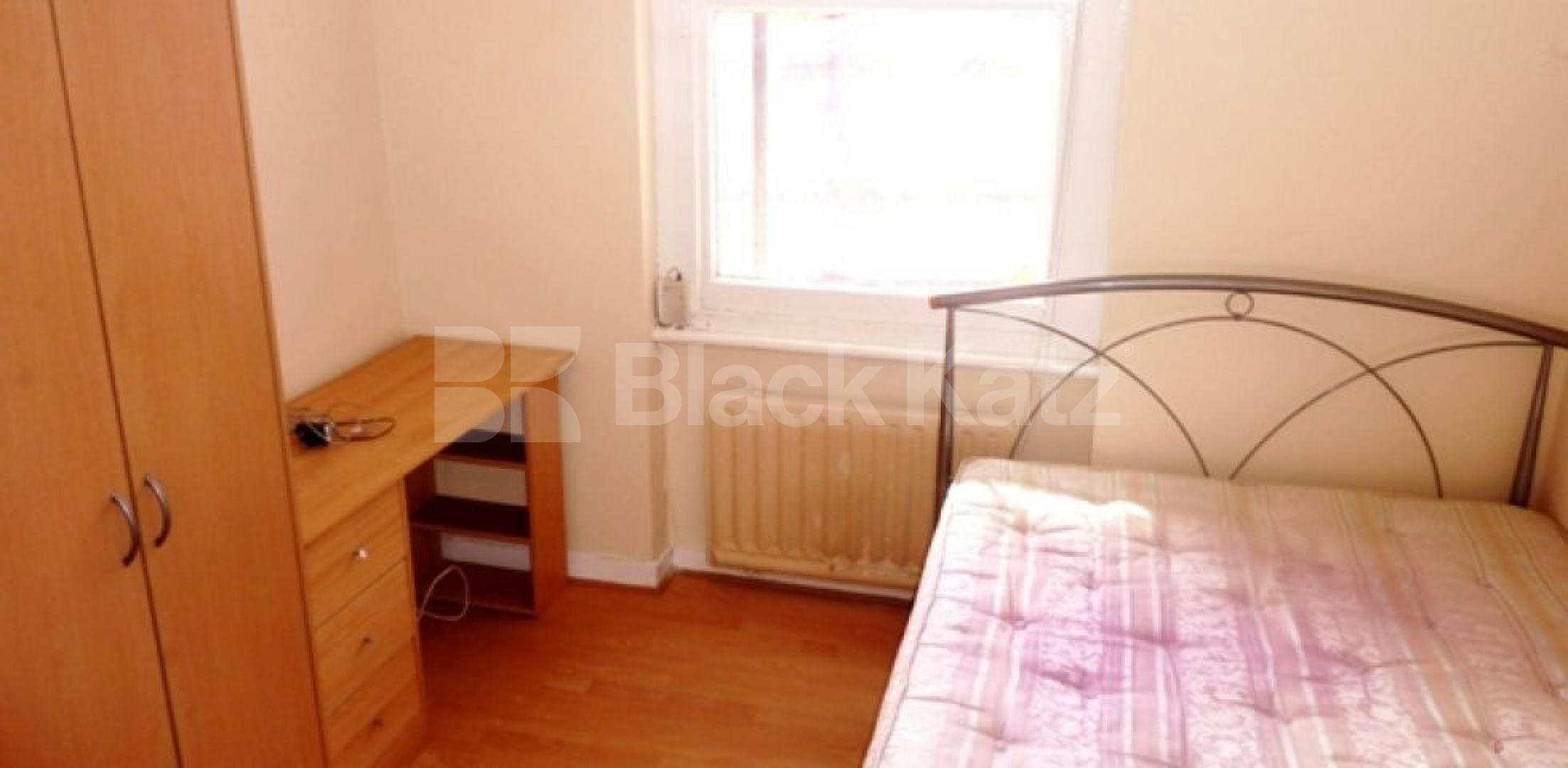 			Location flat / Ideal for Students / Available May-June, 2 Bedroom, 1 bath, 1 reception Flat			 Carburton Street, WARREN STREET